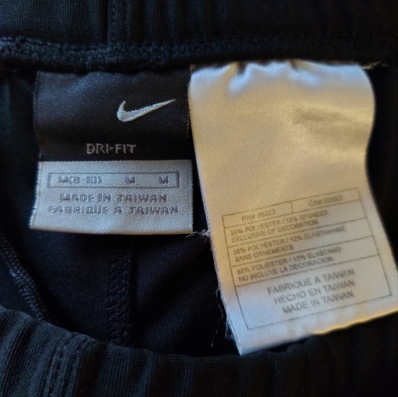 Women's Black Nike Dry Fit Short 3.5" with large side zip pocket Size M - Picture 2 of 6